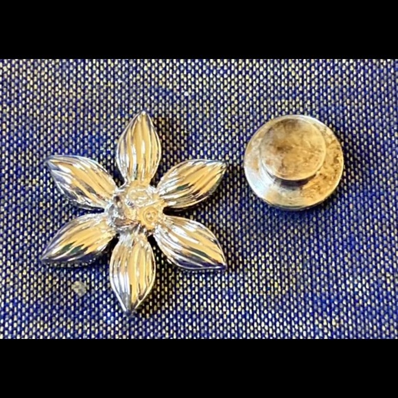 🎄SWAROVSKI Signed Crystal Flower Pin NWT - Picture 6 of 7